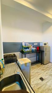 uma cozinha com um lavatório e uma bancada em KPN Trinco Holiday Resort em Triquinimale
