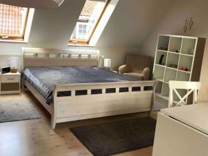 una camera da letto con un grande letto bianco e una finestra di Kösters Huus - Schöne Ferienwohnung mit Balkon a Beverstedt
