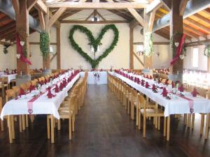 um grande salão de banquetes com mesas e cadeiras com corações em Gasthof zum Brunnen em Mörnsheim