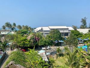uma vista aérea de um resort com árvores e um edifício em Aki’s Pool Villa An Bang Beach em Tân Thành (1)
