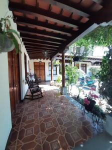 Hotel Posada San Felipe في أنتيغوا غواتيمالا: شرفة منزل مع فناء
