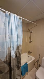 拉斯阿尔卡麦Nice Studio Near The Sea的带浴帘和水槽的浴室