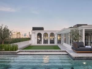 uma vista exterior de uma casa com piscina em The Alberti em Bangkok