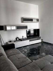 een woonkamer met een bank en een televisie bij A casa di Mary in Calimera