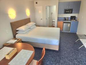 Piccola camera con letto e cucina. di Botany Palms Motel ad Auckland