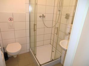 y baño con ducha, aseo y lavamanos. en Panorama Hotel Frankfurt Offenbach Süd, en Offenbach