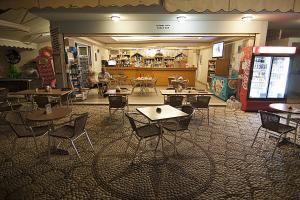 ロードスにあるStella View Studiosの飲食店(テーブル、椅子、ソーダマシン付)
