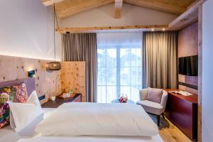 Letto o letti in una camera di "Quality Hosts Arlberg" Hotel zur Pfeffermühle