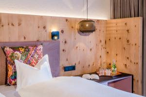 Letto o letti in una camera di "Quality Hosts Arlberg" Hotel zur Pfeffermühle
