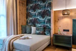 Letto o letti in una camera di "Quality Hosts Arlberg" Hotel zur Pfeffermühle