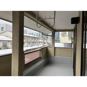 uma varanda de um edifício com vista para uma cidade em 富山駅9分駐車2台可 一棟貸切りの宿 こられ 赤江邸 em Sakurabashidōri