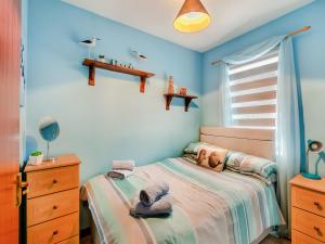 sypialnia dla dzieci z niebieskimi ścianami i łóżkiem w obiekcie Ocean View - 28045 w mieście Banff