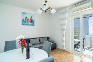 sala de estar con mesa blanca y sofá en Apartment Debos, en Dubrovnik