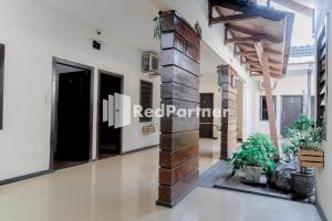 Galeriebild der Unterkunft Cherry Pink Hotel Medan Mitra RedDoorz in Medan
