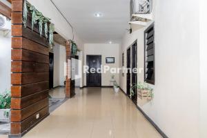 Galeriebild der Unterkunft Cherry Pink Hotel Medan Mitra RedDoorz in Medan