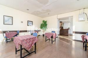Ein Sitzbereich in der Unterkunft Cherry Pink Hotel Medan Mitra RedDoorz
