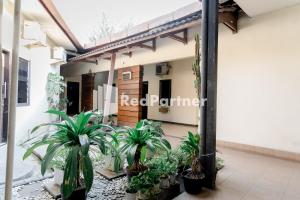 Galeriebild der Unterkunft Cherry Pink Hotel Medan Mitra RedDoorz in Medan