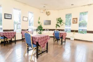 TV/Unterhaltungsangebot in der Unterkunft Cherry Pink Hotel Medan Mitra RedDoorz