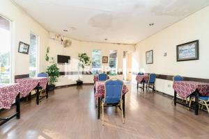 TV a/nebo společenská místnost v ubytování Cherry Pink Hotel Medan Mitra RedDoorz