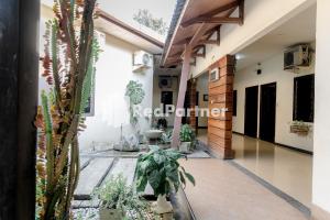 Galeriebild der Unterkunft Cherry Pink Hotel Medan Mitra RedDoorz in Medan