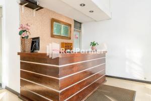 Vstupní hala nebo recepce v ubytování Cherry Pink Hotel Medan Mitra RedDoorz