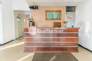 Galeriebild der Unterkunft Cherry Pink Hotel Medan Mitra RedDoorz in Medan