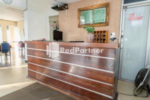 Ein Zertifikat, Auszeichnung, Logo oder anderes Dokument, das in der Unterkunft Cherry Pink Hotel Medan Mitra RedDoorz ausgestellt ist