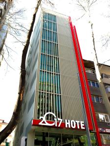 um grande edifício com uma placa de hotel z em Turk Inn 2017 Otel em Ancara
