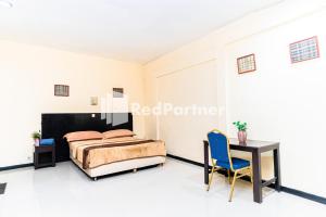 Ein Sitzbereich in der Unterkunft Cherry Pink Hotel Medan Mitra RedDoorz