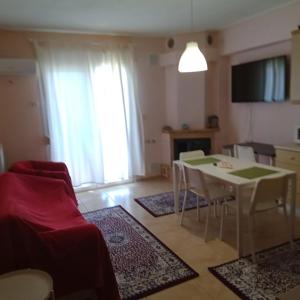 Televízia a/alebo spoločenská miestnosť v ubytovaní jazzyhome in Volos
