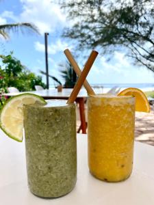 - deux cocktails sur une table avec des tranches de citron vert et d'orange dans l'établissement Liquid Dive Adventures, à Praia do Tofo