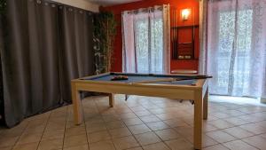 Biliardový stôl v ubytovaní Chambres d'hôtes Les Lits des Fées