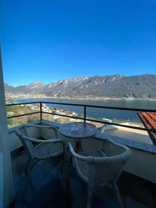 d'un balcon avec une table et des chaises et une vue. dans l'établissement Hotel Ristorante Parco Belvedere, à Pescate