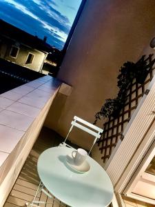 een wit toilet bovenop een balkon bij Etoiles Résidence de l'agout in Castres