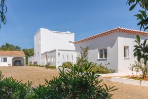 un grand bâtiment blanc avec une cour dans l'établissement Casa Monte Cristo IV, à Lagos