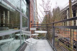 A balcony or terrace at E Lake Studio w Pool Gym nr Space Needle SEA-212