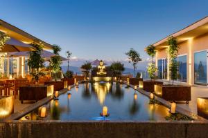 eine Hotellobby mit einem Brunnen und Kerzen im Wasser in der Unterkunft The Terraces Resort and Spa in Bhaktapur