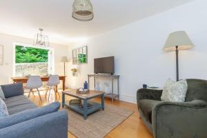 a living room with two couches and a table at Oxfordshire Living - The Henrietta Cottage - Woodstock in Woodstock