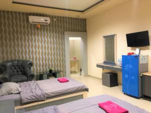 Habitación hospitalaria con cama y TV en MS Hotel Pinrang Mitra RedDoorz, en Pinrang