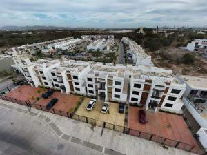una vista aérea de una ciudad con edificios blancos en Hermoso Departamento nuevo con acceso a Alberca en Mazatlán