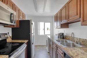 Φωτογραφία από το άλμπουμ του Woodland Hills 2BR w Pool Gym nr Warner Center LAX-699 στο Λος Άντζελες