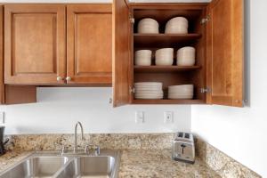 Φωτογραφία από το άλμπουμ του Woodland Hills 2BR w Pool Gym nr Warner Center LAX-699 στο Λος Άντζελες