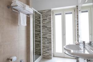 A bathroom at Mary Vi Rooms Még 13 kép