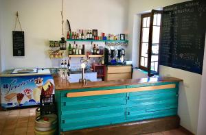 um bar num restaurante com um balcão num quarto em Albergue de Castillazuelo em Castillazuelo
