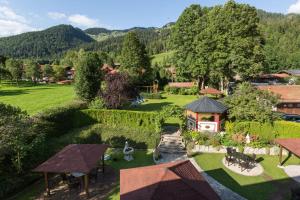 eine Luftansicht auf einen Garten mit einem Haus in der Unterkunft Alpenhof in Bayrischzell