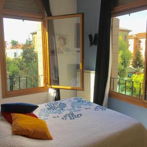 sypialnia z łóżkiem i 2 oknami z widokiem w obiekcie Mari & Popi’s House w Mestre