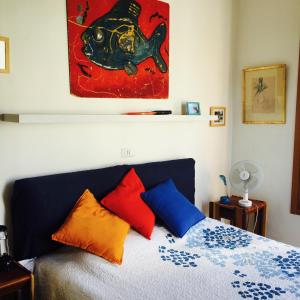 メストレにあるMari & Popi’s Houseのベッドルーム1室(カラフルな枕と絵画付)