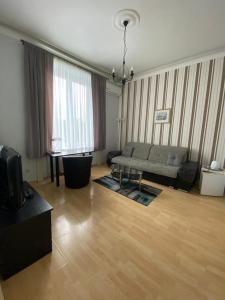 uma sala de estar com um sofá e uma mesa em Penzión Tiberia em Trenčín