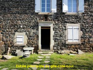 Fotografia z galérie ubytovania Maison de charme en campagne à Arlempdes avec jardin v destinácii Arlempdes