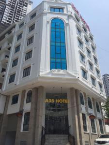 un edificio con un cartel de hotel asiático en él en A25 Hotel - Hoàng Đạo Thuý, en Hanói
